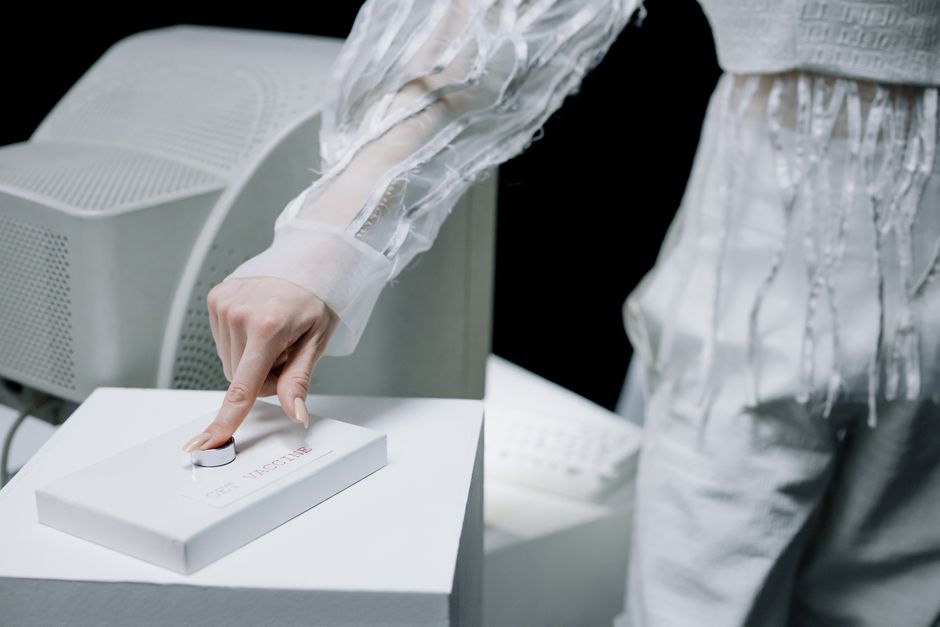Fashion as Interface: How Wearables and AI Redefine Operational Tech